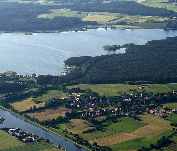 Luftbildaufnahme des Rothsees im Fränkischen Seenland. Foto: Myratz, CC BY 3.0 DE, via Wikimedia Commons.