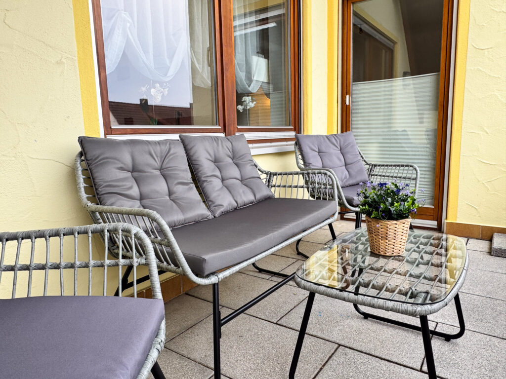 Südbalkon mit Lounge-Möbeln – Ferienwohnung Weiher