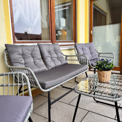 Südbalkon mit Lounge-Möbeln – Ferienwohnung Weiher
