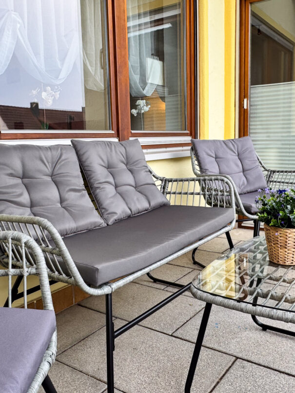 Südbalkon mit Lounge-Möbeln – Ferienwohnung Weiher