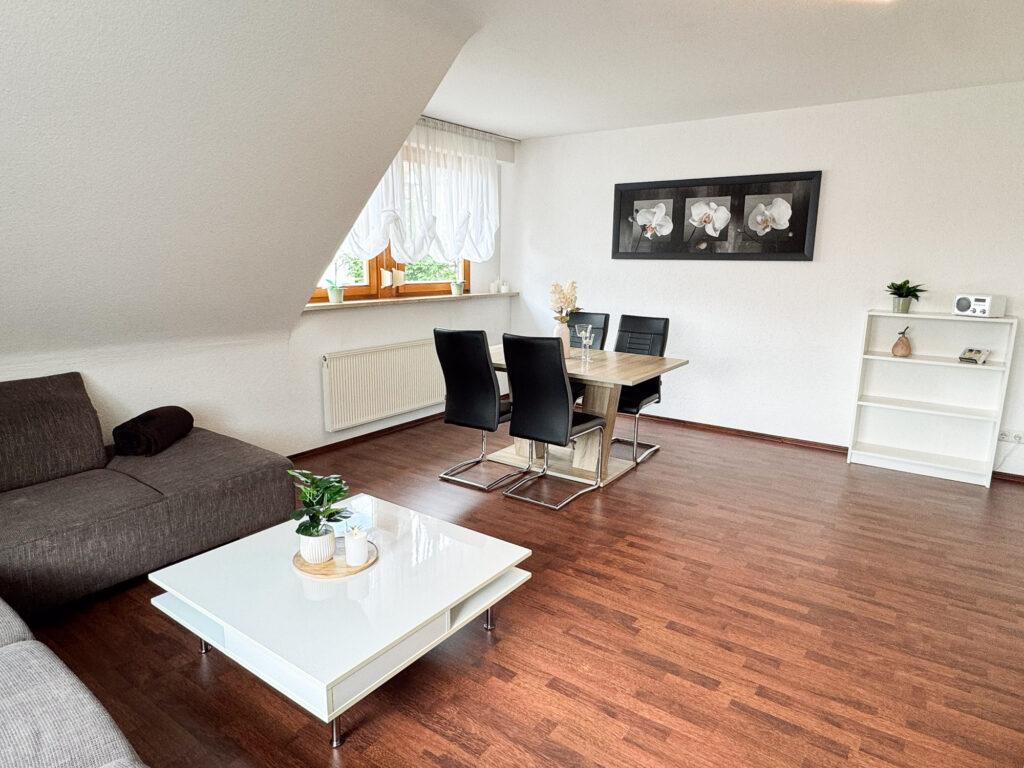 Essbereich im Wohnzimmer der Ferienwohnung Schwanstetten
