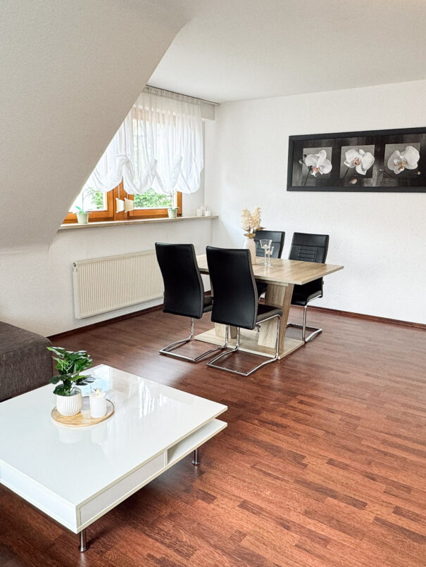 Essbereich im Wohnzimmer der Ferienwohnung Schwanstetten