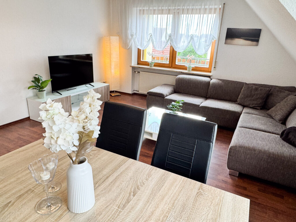 Essbereich im Wohnzimmer mit Blumendekoration