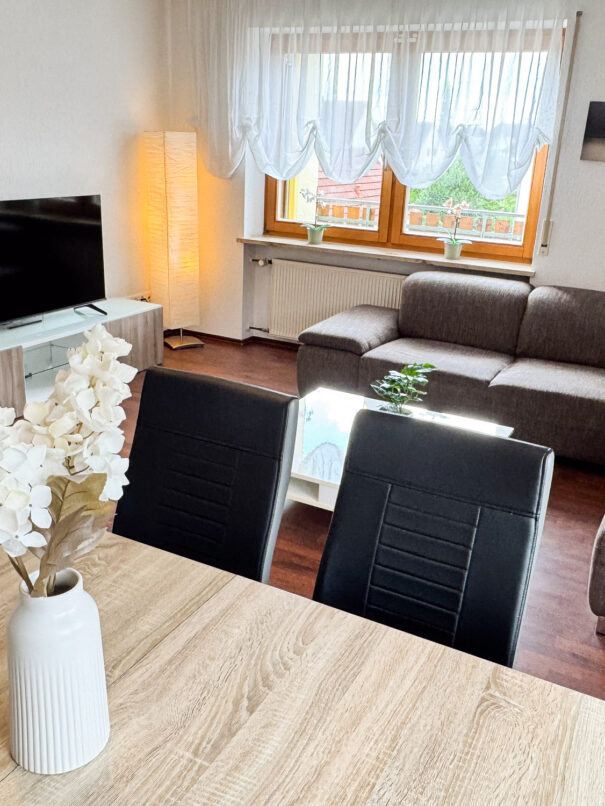 Essbereich im Wohnzimmer mit Blumendekoration