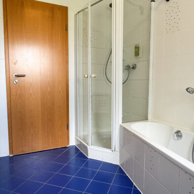 Badezimmer mit Dusche und Badewanne – Ferienwohnung Weiher