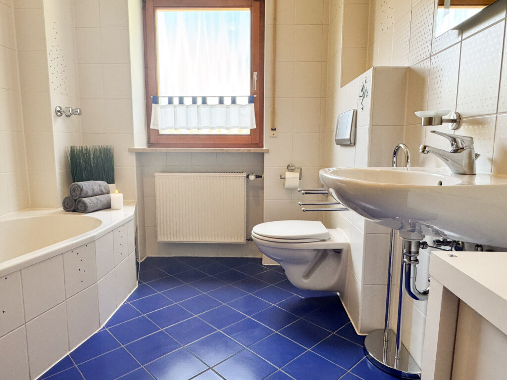 Bad mit Waschbecken und WC – Ferienwohnung Schwanstetten