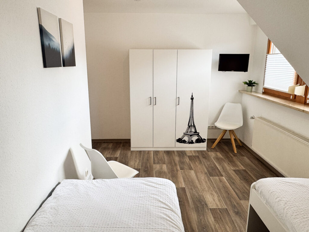 Zweites Schlafzimmer mit zwei Einzelbetten