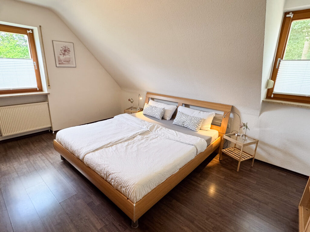 Schlafzimmer mit Doppelbett – Ferienwohnung Weiher Schwanstetten