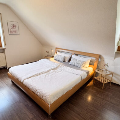 Schlafzimmer mit Doppelbett – Ferienwohnung Weiher Schwanstetten