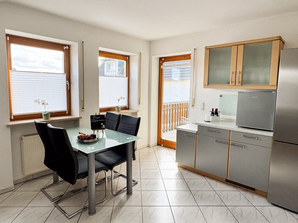 Essbereich mit Blick in die Küche – Ferienwohnung Schwanstetten