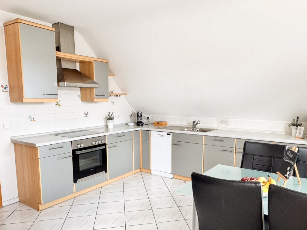 Küche mit Herd und Spülmaschine – Ferienwohnung Weiher